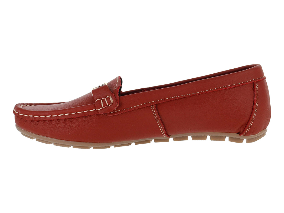 Zapato tipo mocasín color rojo para mujer con detalle metálico dorado y suela beige.