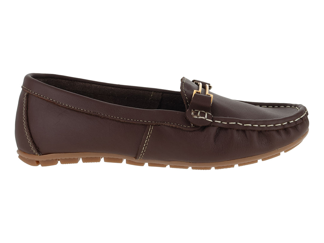 Zapato tipo driver color café para mujer con hebilla dorada y costuras contrastantes.