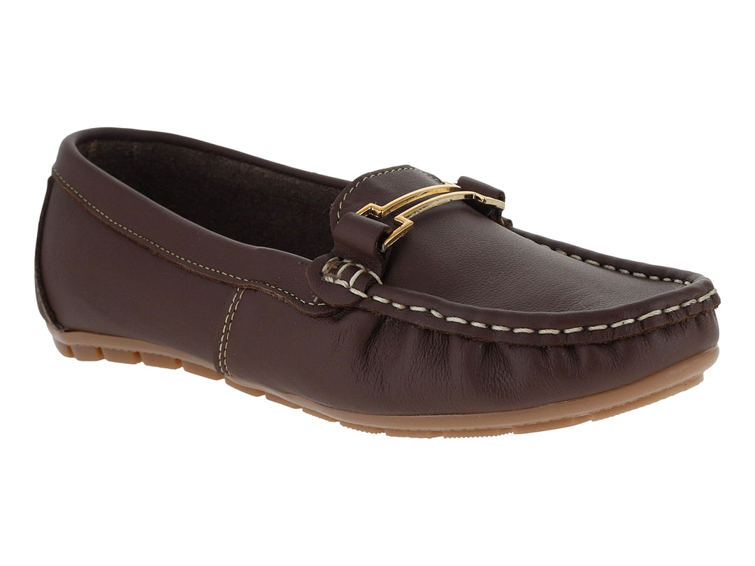 Zapato tipo driver color café para mujer con hebilla dorada y costuras contrastantes.