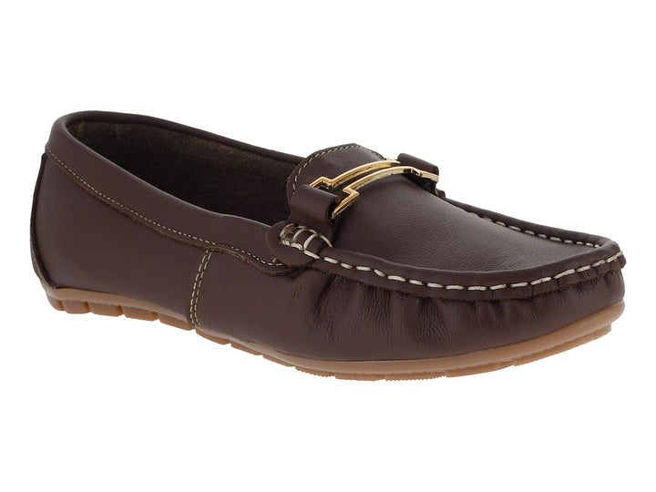 Zapato tipo driver color café para mujer con hebilla dorada y costuras contrastantes.