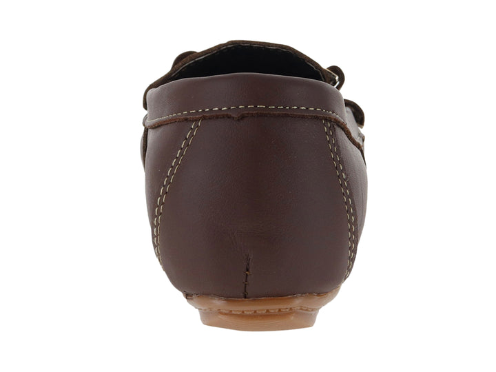 Zapato tipo driver color café para mujer con hebilla dorada y costuras contrastantes.