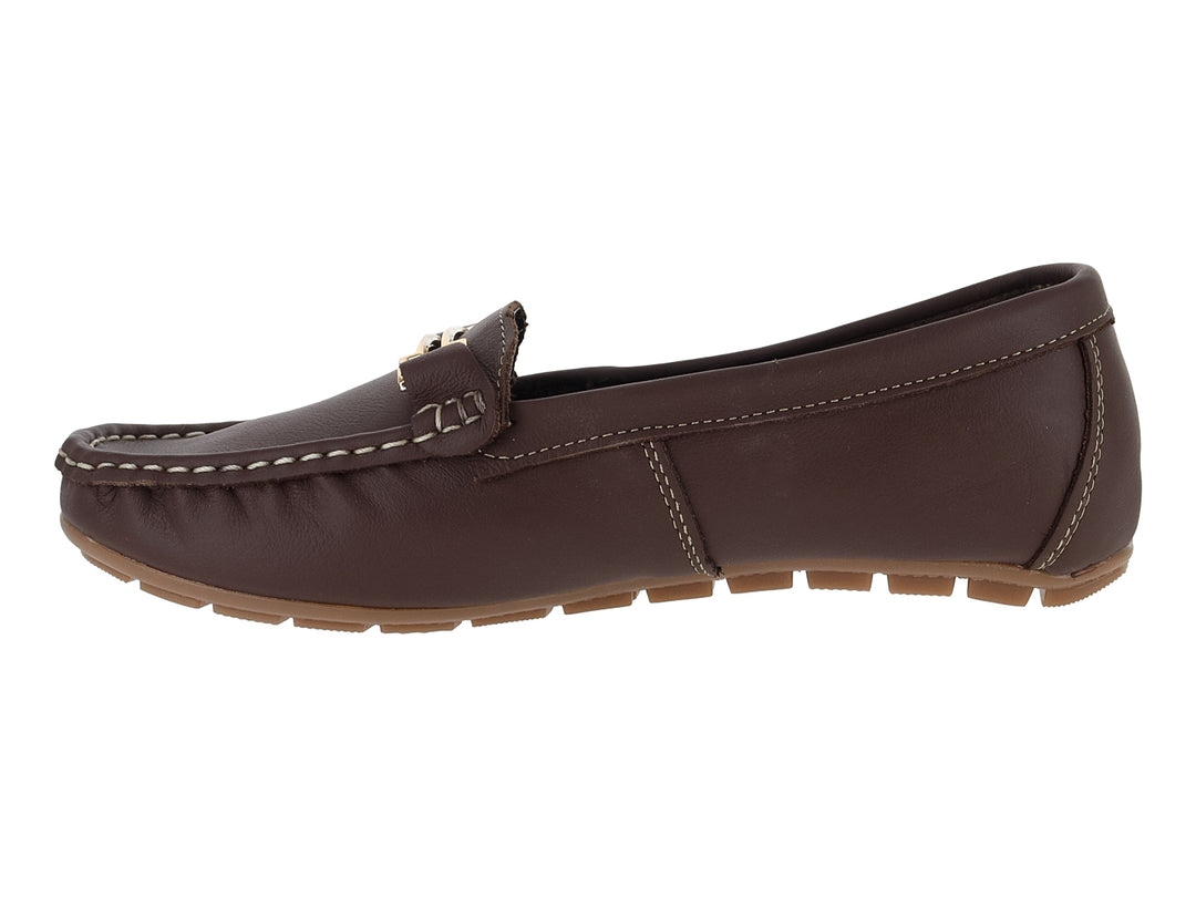 Zapato tipo driver color café para mujer con hebilla dorada y costuras contrastantes.