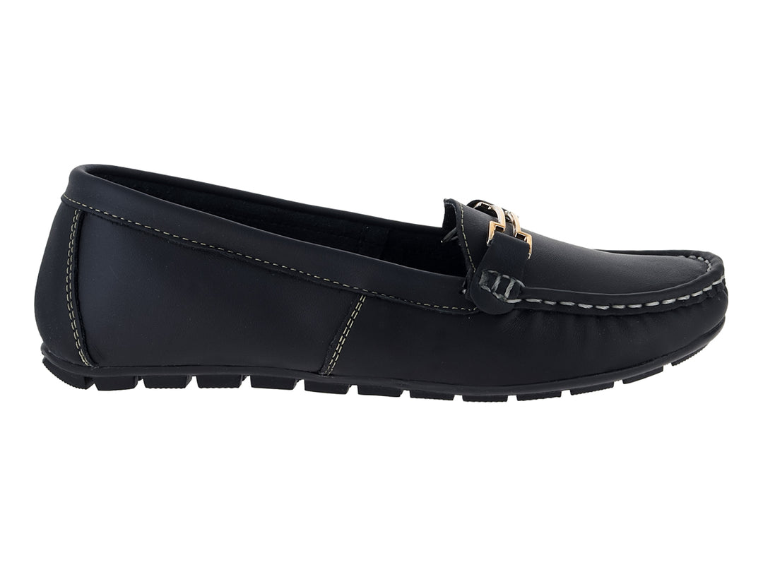Zapato tipo mocasín de piel color negro con costuras contrastantes y detalle metálico dorado en la parte superior.