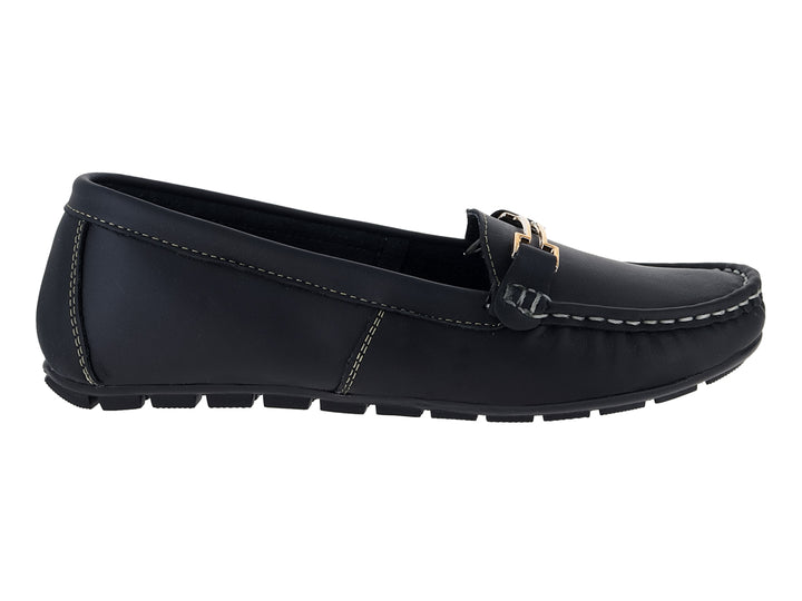 Zapato tipo mocasín de piel color negro con costuras contrastantes y detalle metálico dorado en la parte superior.