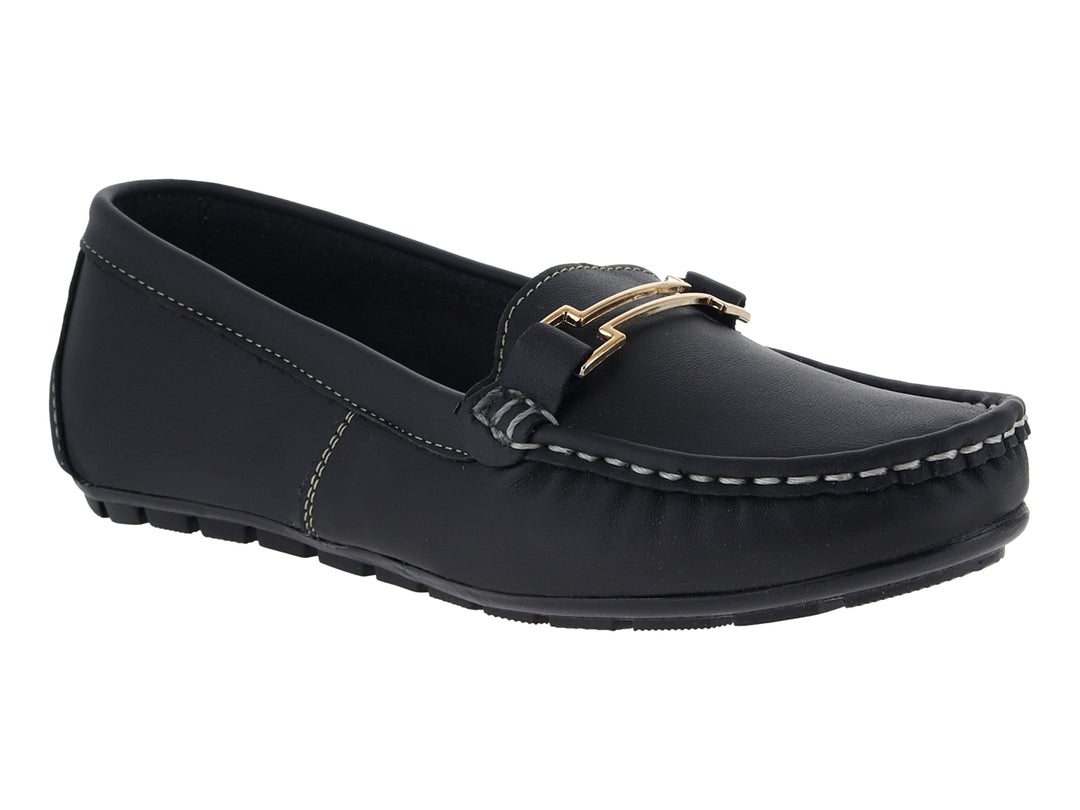 Zapato tipo mocasín de piel color negro con costuras contrastantes y detalle metálico dorado en la parte superior.
