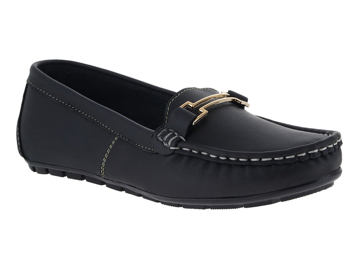 Zapato tipo mocasín de piel color negro con costuras contrastantes y detalle metálico dorado en la parte superior.