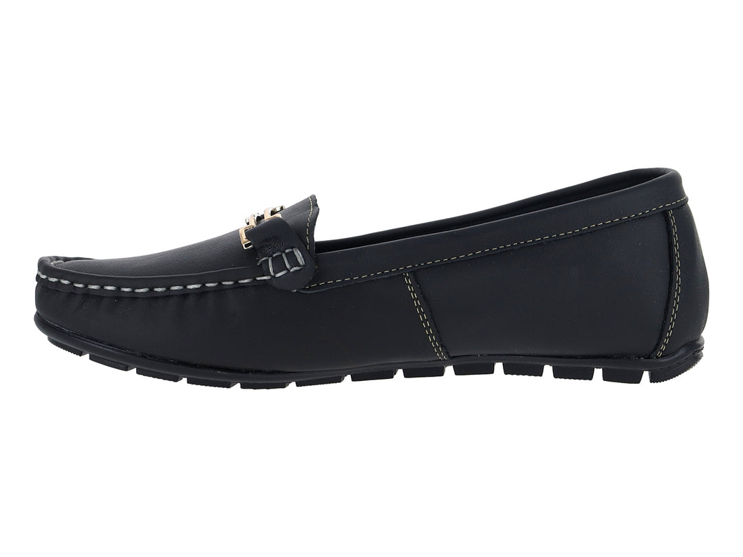 Zapato tipo mocasín de piel color negro con costuras contrastantes y detalle metálico dorado en la parte superior.