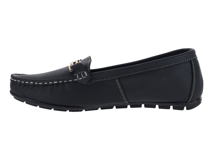 Zapato tipo mocasín de piel color negro con costuras contrastantes y detalle metálico dorado en la parte superior.