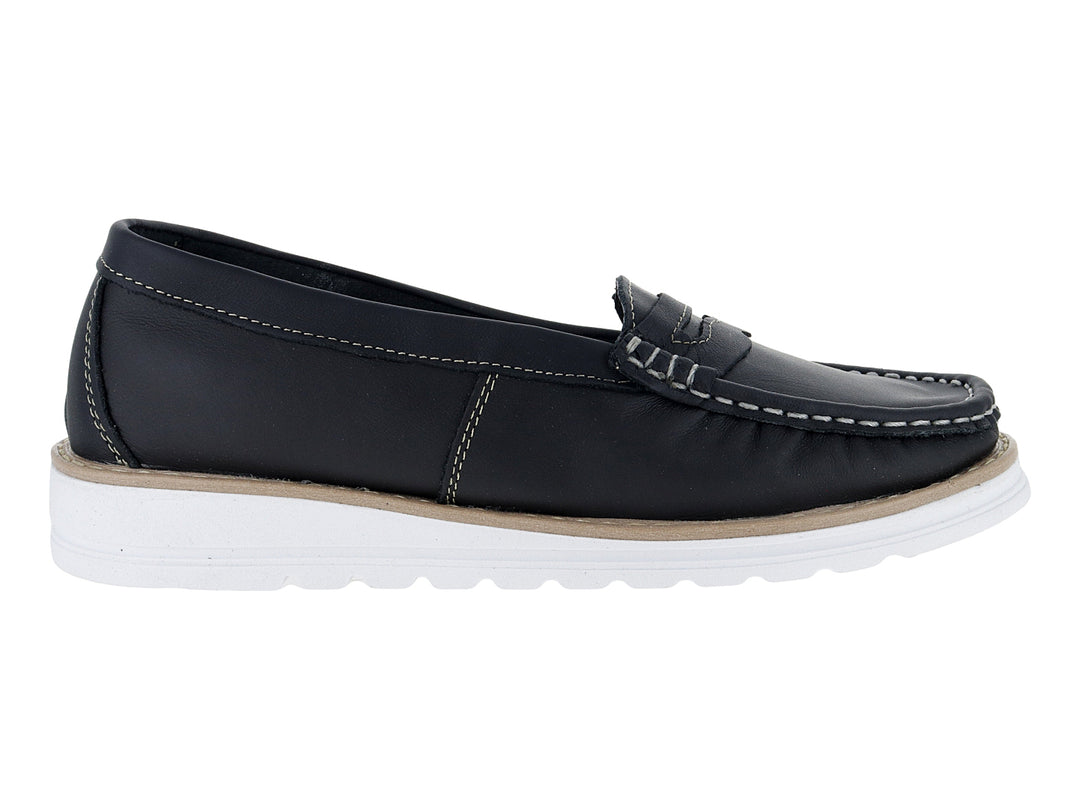 Mocasín negro para mujer con suela blanca y costuras visibles.