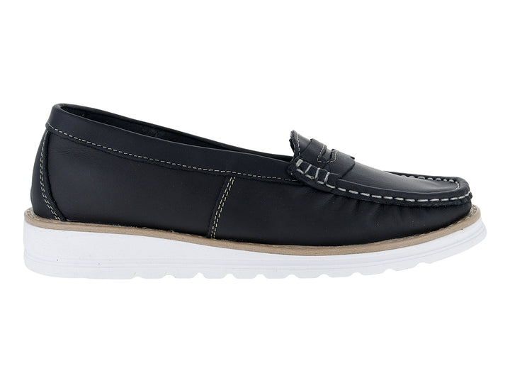 Mocasín negro para mujer con suela blanca y costuras visibles.