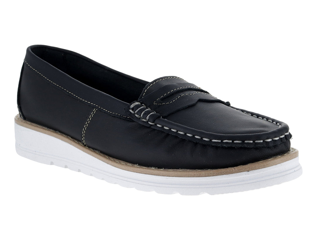 Mocasín negro para mujer con suela blanca y costuras visibles.