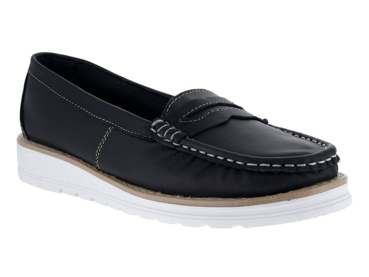 Mocasín negro para mujer con suela blanca y costuras visibles.