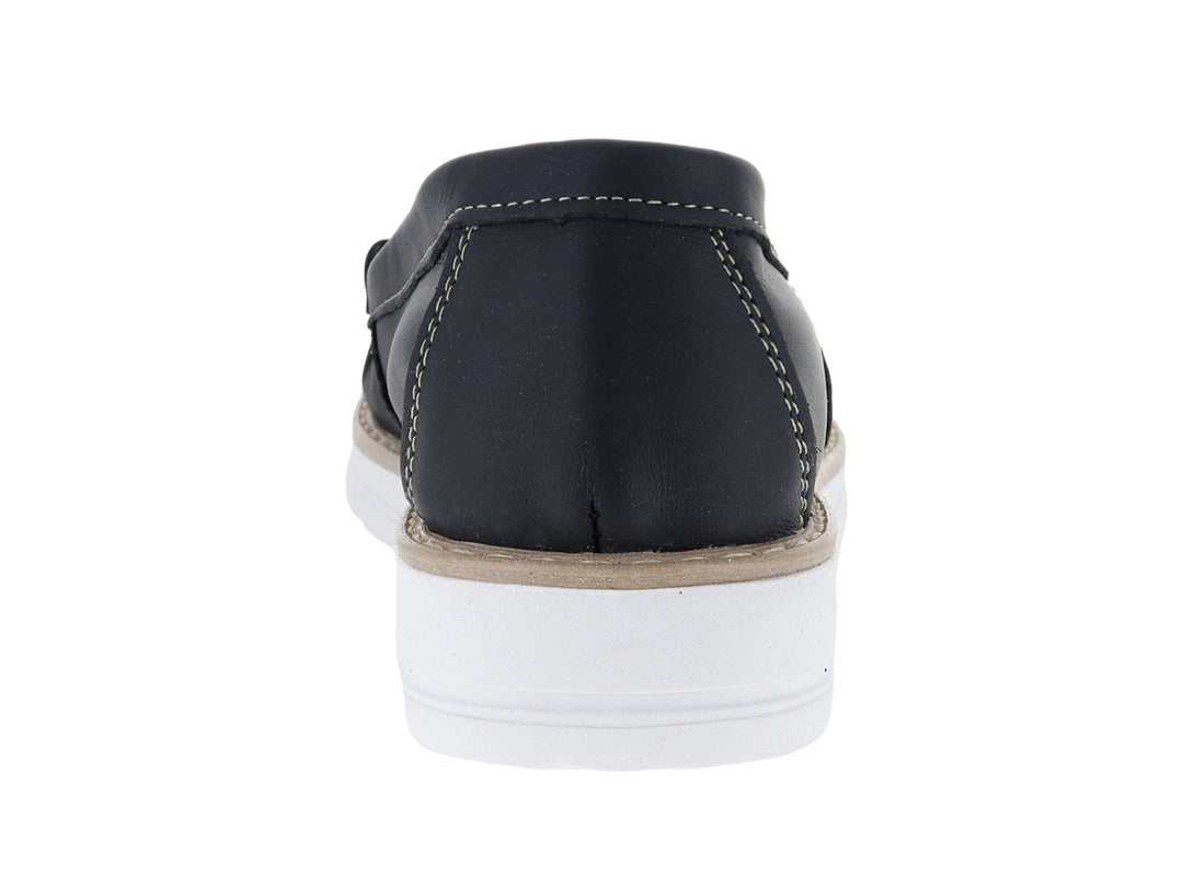 Mocasín negro para mujer con suela blanca y costuras visibles.