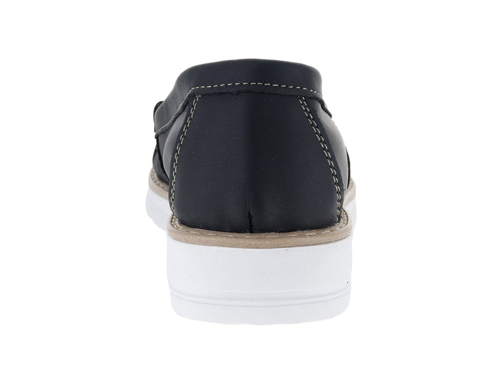 Mocasín negro para mujer con suela blanca y costuras visibles.