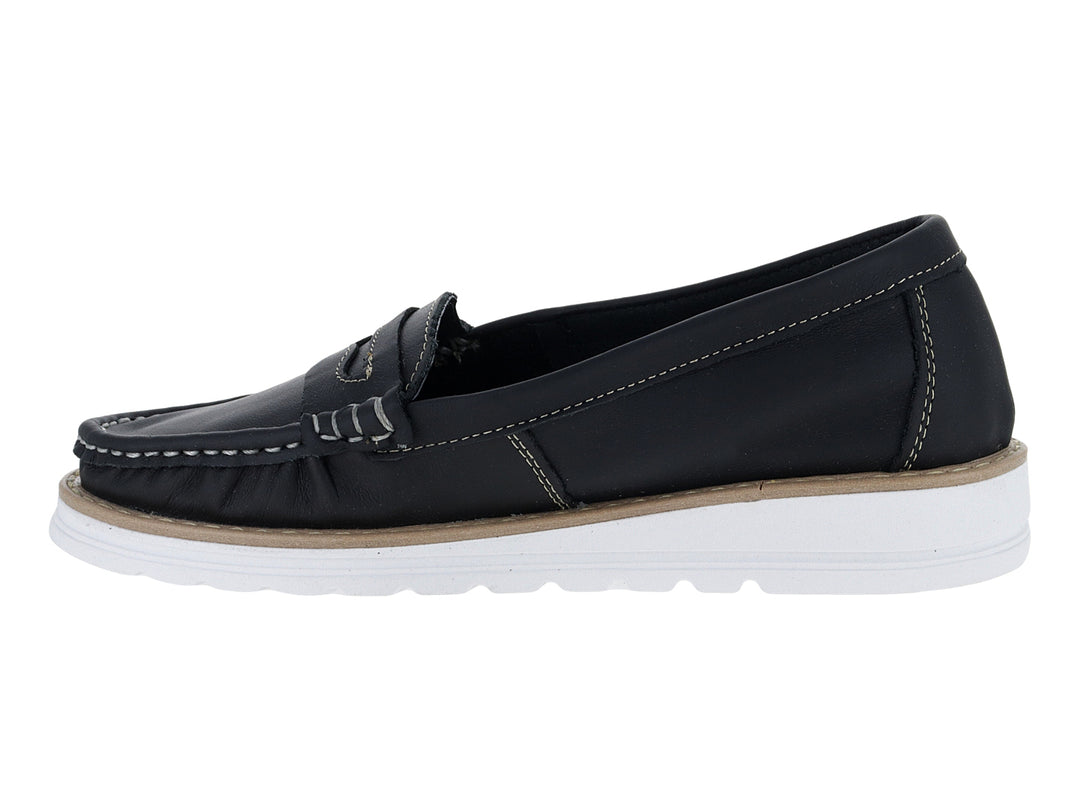 Mocasín negro para mujer con suela blanca y costuras visibles.