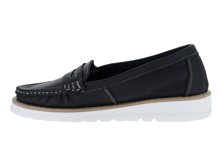Mocasín negro para mujer con suela blanca y costuras visibles.