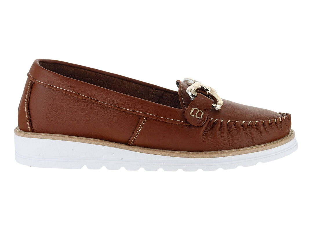 Mocasines color tan para mujer con suela blanca y detalle de hebilla dorada.