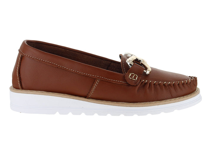 Mocasines color tan para mujer con suela blanca y detalle de hebilla dorada.