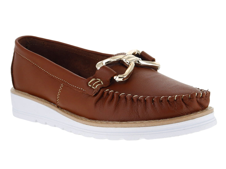 Mocasines color tan para mujer con suela blanca y detalle de hebilla dorada.