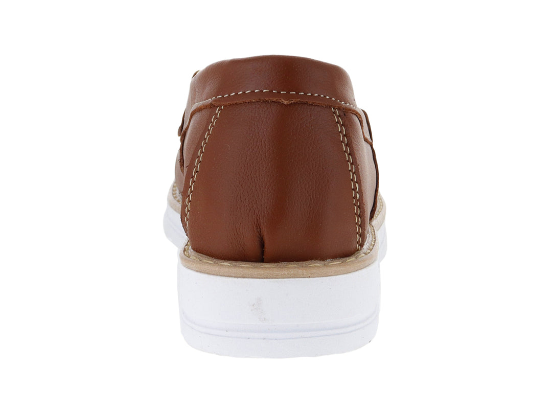 Mocasines color tan para mujer con suela blanca y detalle de hebilla dorada.