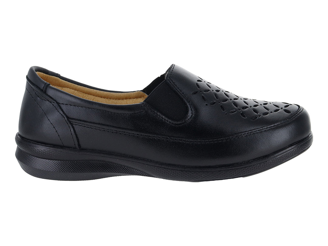 Zapato cerrado color negro para mujer con detalles perforados en la punta y suela plana.