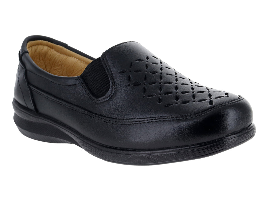 Zapato cerrado color negro para mujer con detalles perforados en la punta y suela plana.