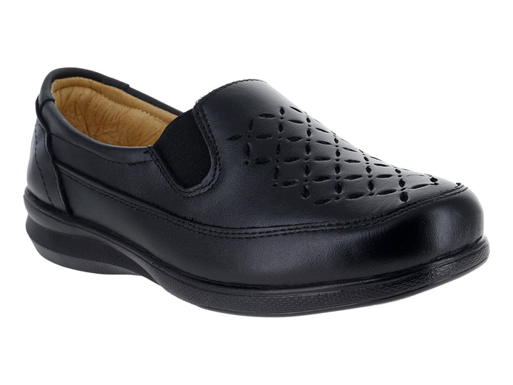 Zapato cerrado color negro para mujer con detalles perforados en la punta y suela plana.