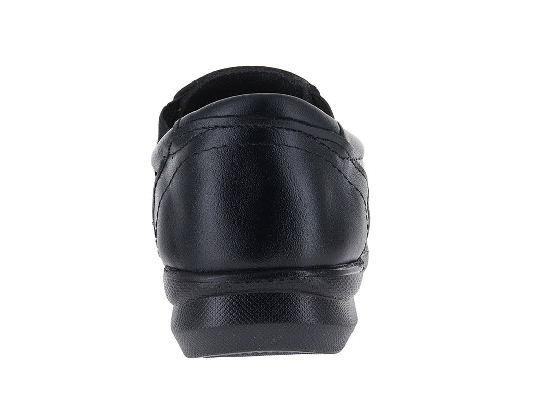 Zapato cerrado color negro para mujer con detalles perforados en la punta y suela plana.