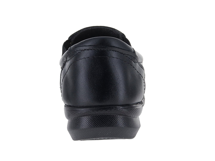 Zapato cerrado color negro para mujer con detalles perforados en la punta y suela plana.