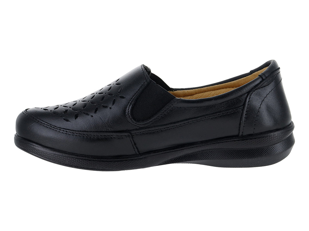 Zapato cerrado color negro para mujer con detalles perforados en la punta y suela plana.