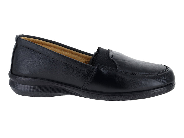 Zapato plano cerrado color negro para mujer, estilo confort.