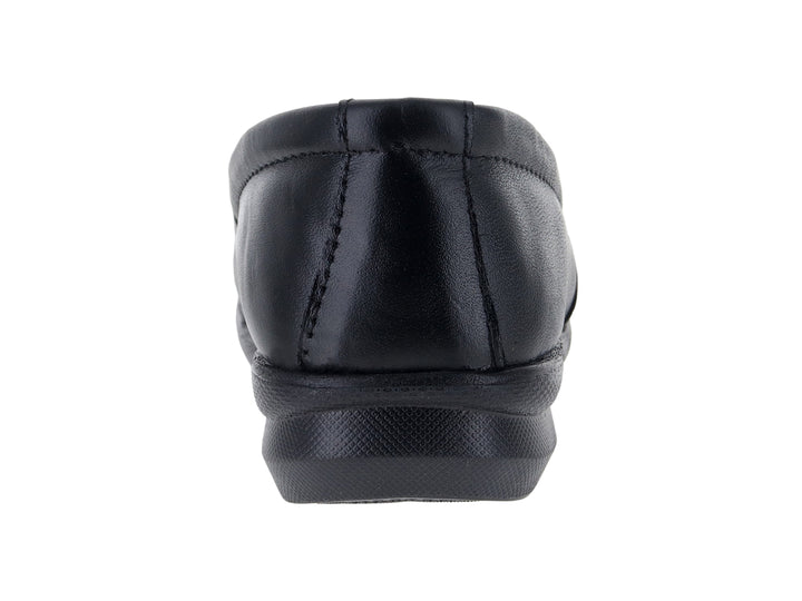 Zapato plano cerrado color negro para mujer, estilo confort.
