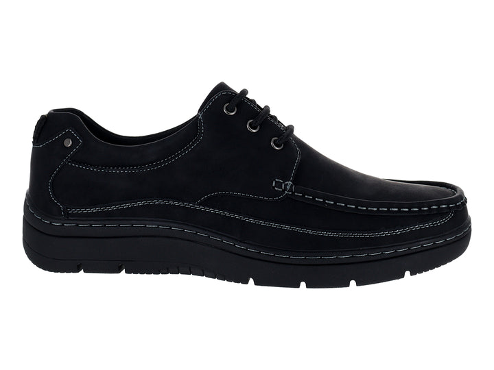 Zapato confort negro con cordones y costuras blancas contrastantes sobre fondo blanco.