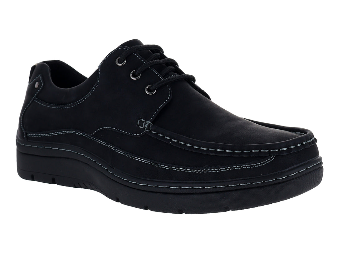 Zapato confort negro con cordones y costuras blancas contrastantes sobre fondo blanco.