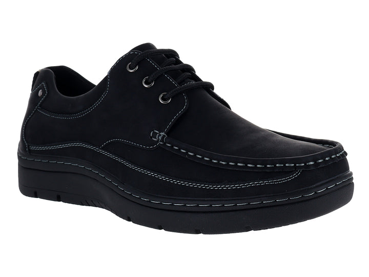 Zapato confort negro con cordones y costuras blancas contrastantes sobre fondo blanco.
