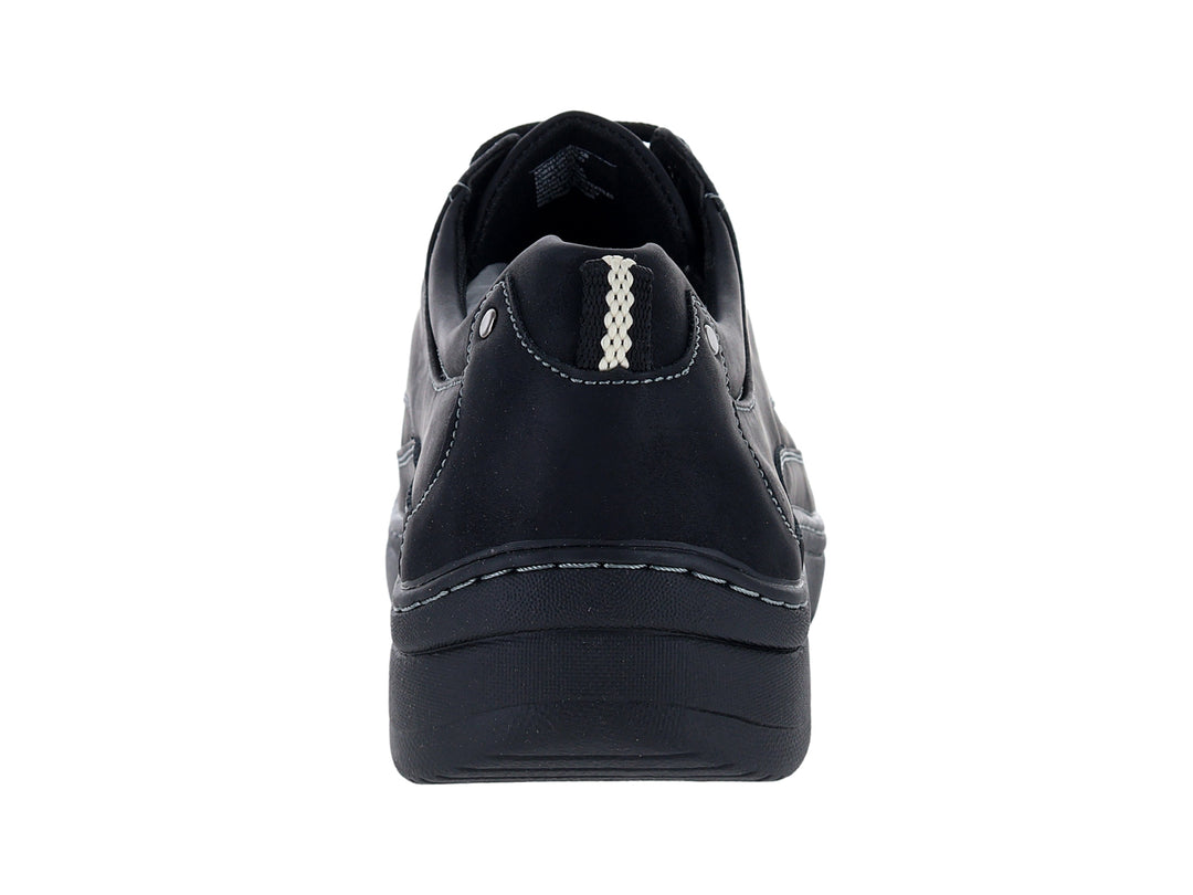 Zapato confort negro con cordones y costuras blancas contrastantes sobre fondo blanco.