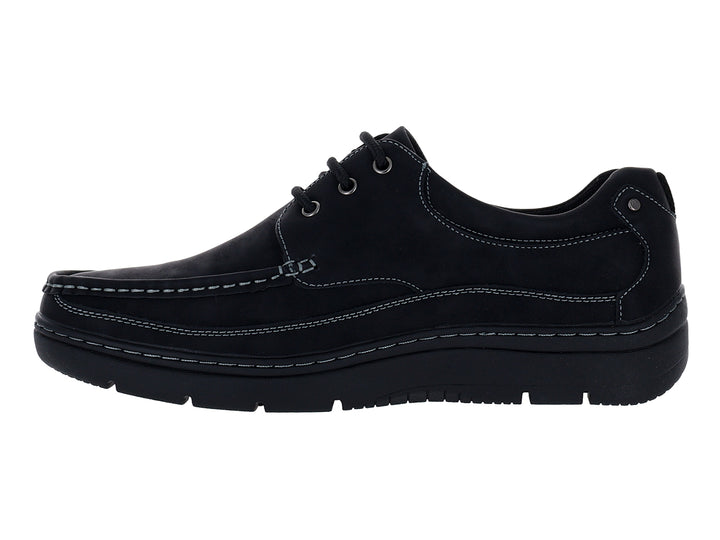 Zapato confort negro con cordones y costuras blancas contrastantes sobre fondo blanco.