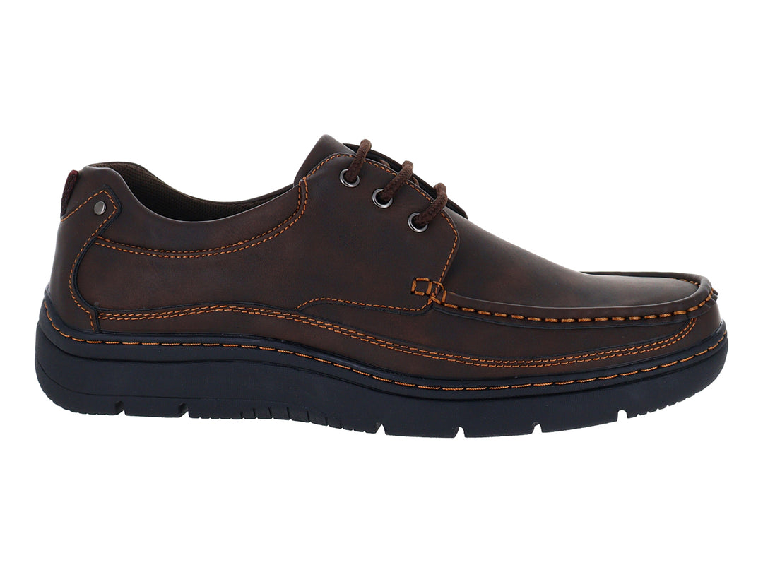 Zapato confort color café con cordones y suela negra.