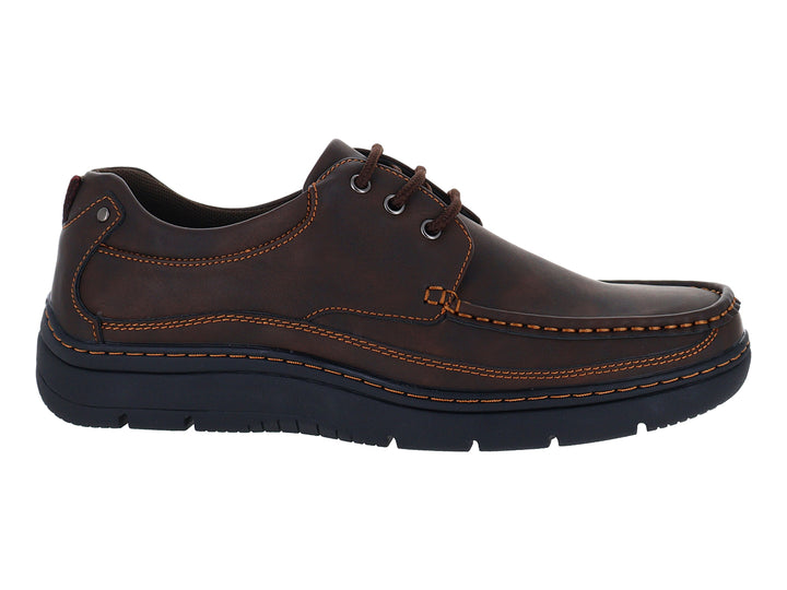 Zapato confort color café con cordones y suela negra.