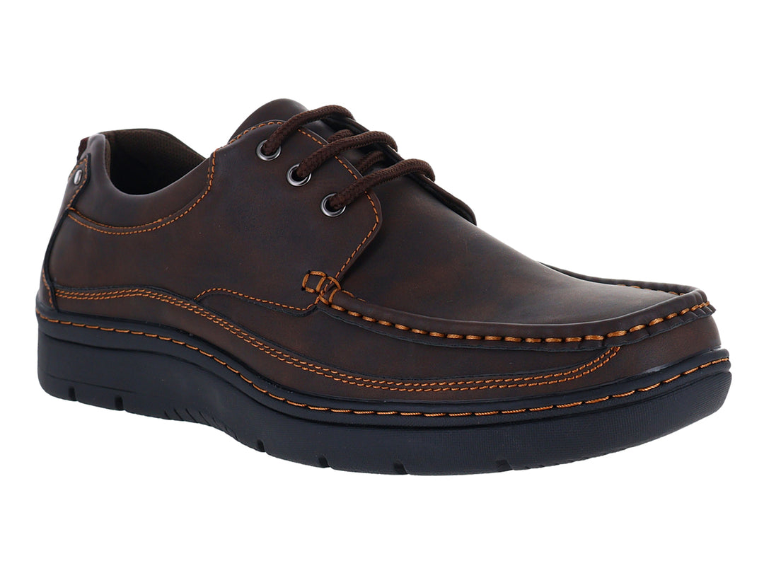 Zapato confort color café con cordones y suela negra.