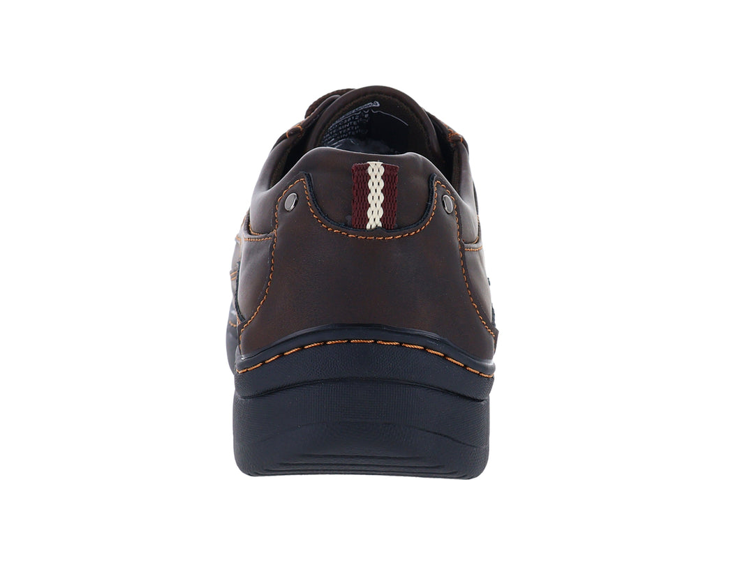 Zapato confort color café con cordones y suela negra.