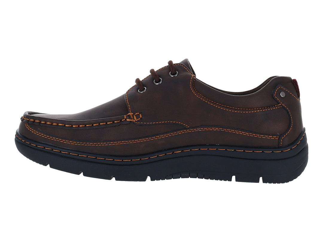 Zapato confort color café con cordones y suela negra.