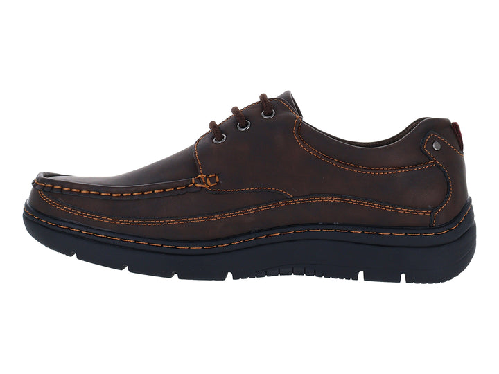 Zapato confort color café con cordones y suela negra.