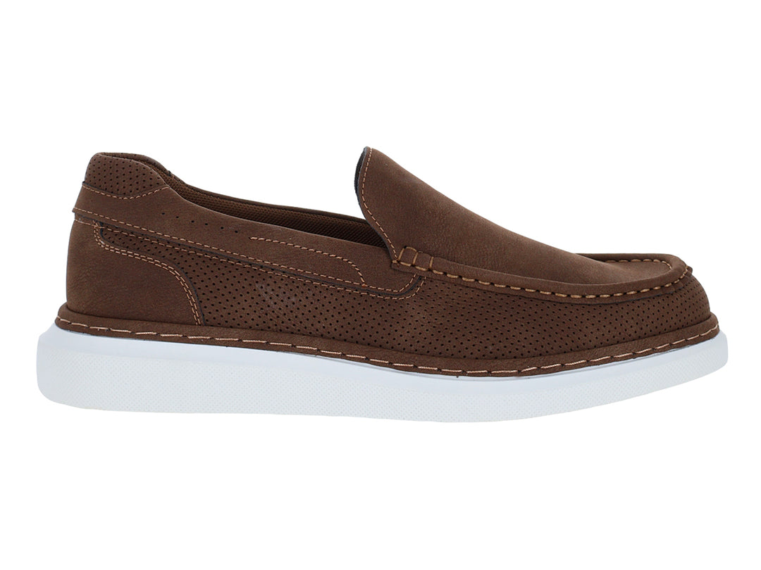 Zapato tipo mocasín color café con suela blanca y detalles perforados.