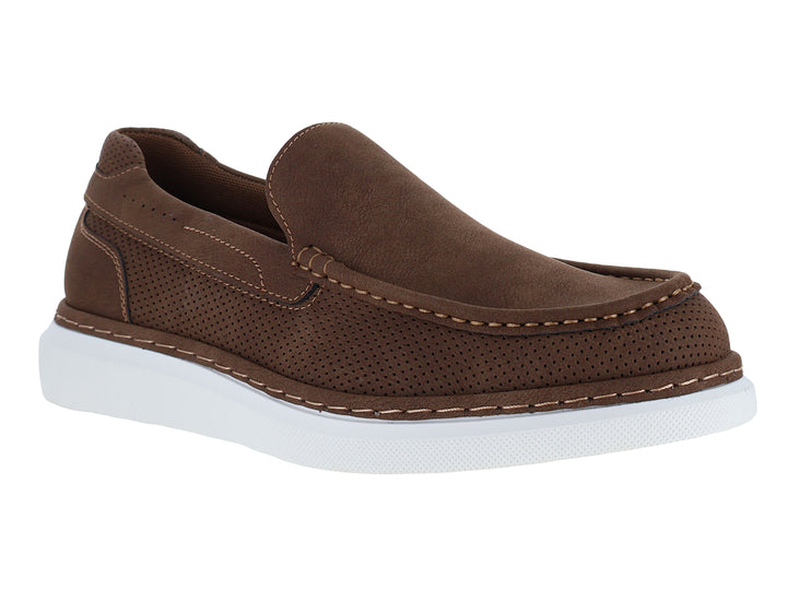Zapato tipo mocasín color café con suela blanca y detalles perforados.