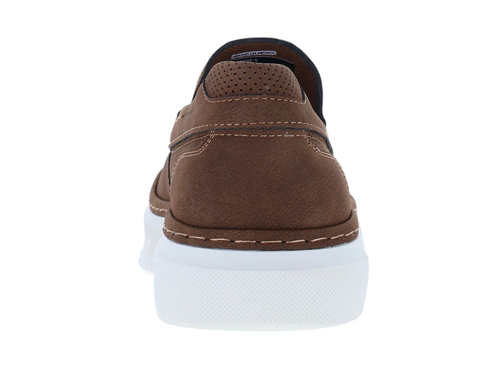 Zapato tipo mocasín color café con suela blanca y detalles perforados.