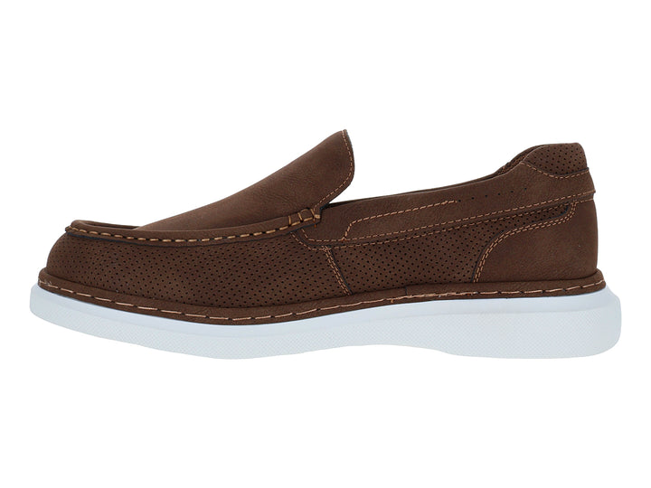 Zapato tipo mocasín color café con suela blanca y detalles perforados.