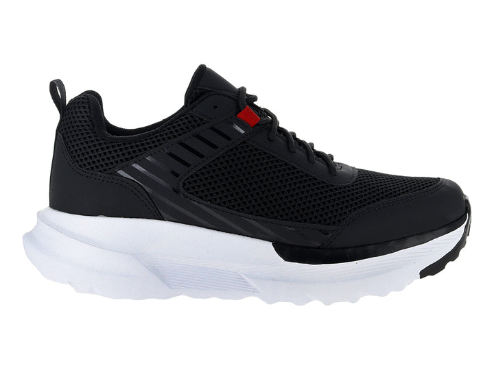 Tenis deportivos Andrax color negro con suela blanca ancha y detalle rojo en la lengüeta.