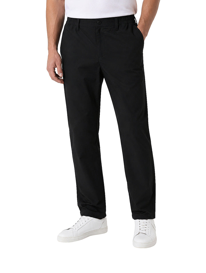 Pantalón negro de corte recto para hombre, estilo casual.