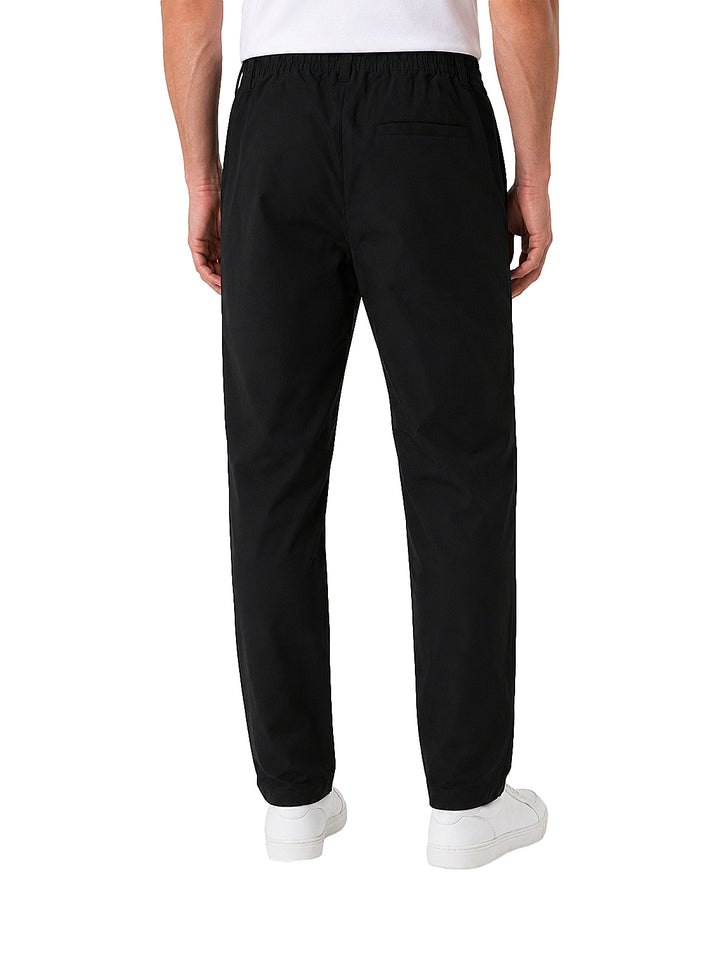 Pantalón negro de corte recto para hombre, estilo casual.